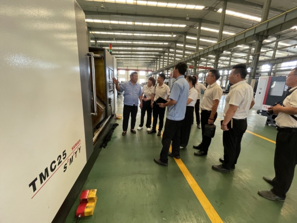 ?？怂咕軝C(jī)床公司來魯機(jī)公司進(jìn)行技術(shù)交流