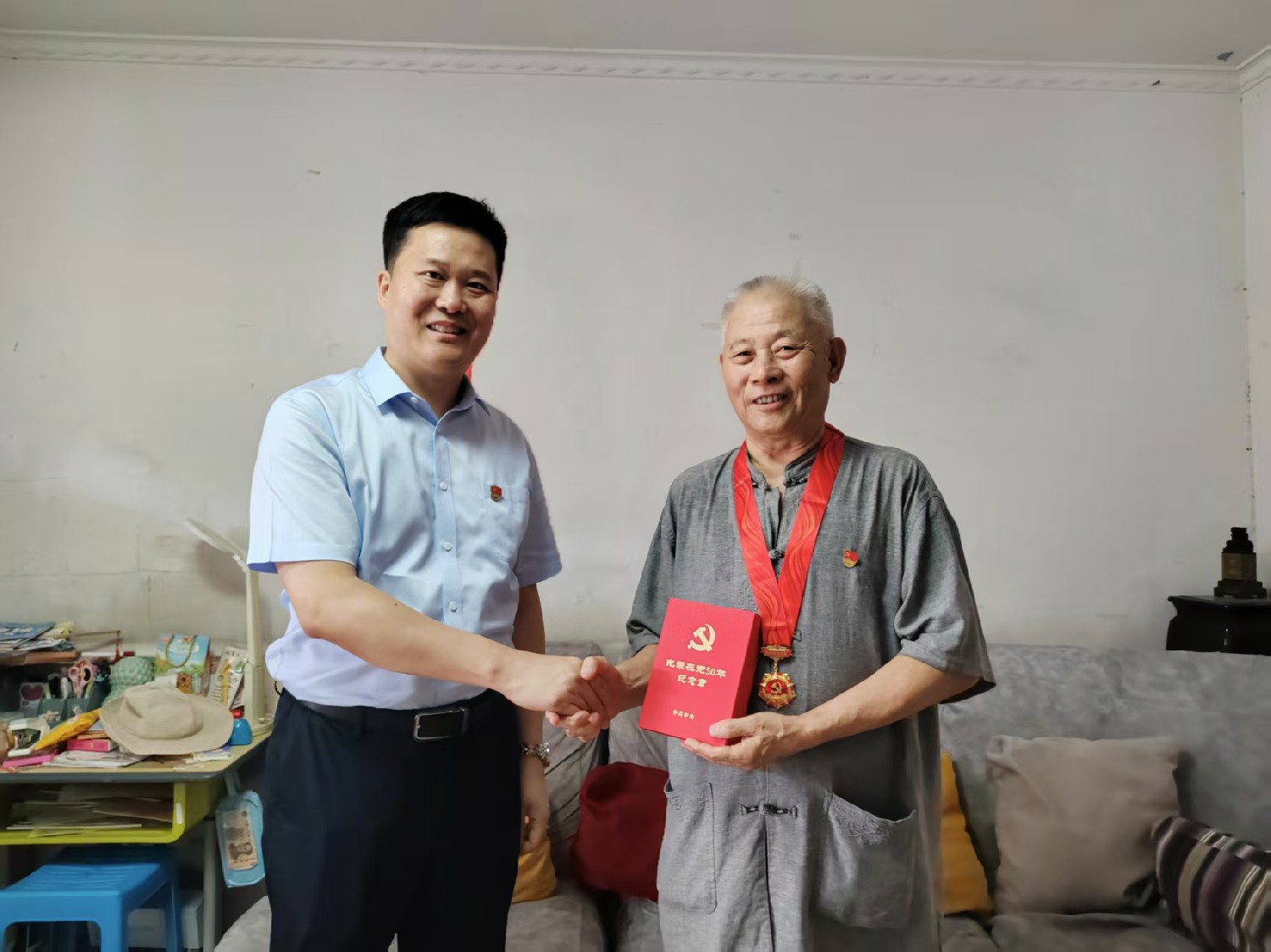 金達公司黨委為老黨員頒發(fā)“光榮在黨50年”紀(jì)念章